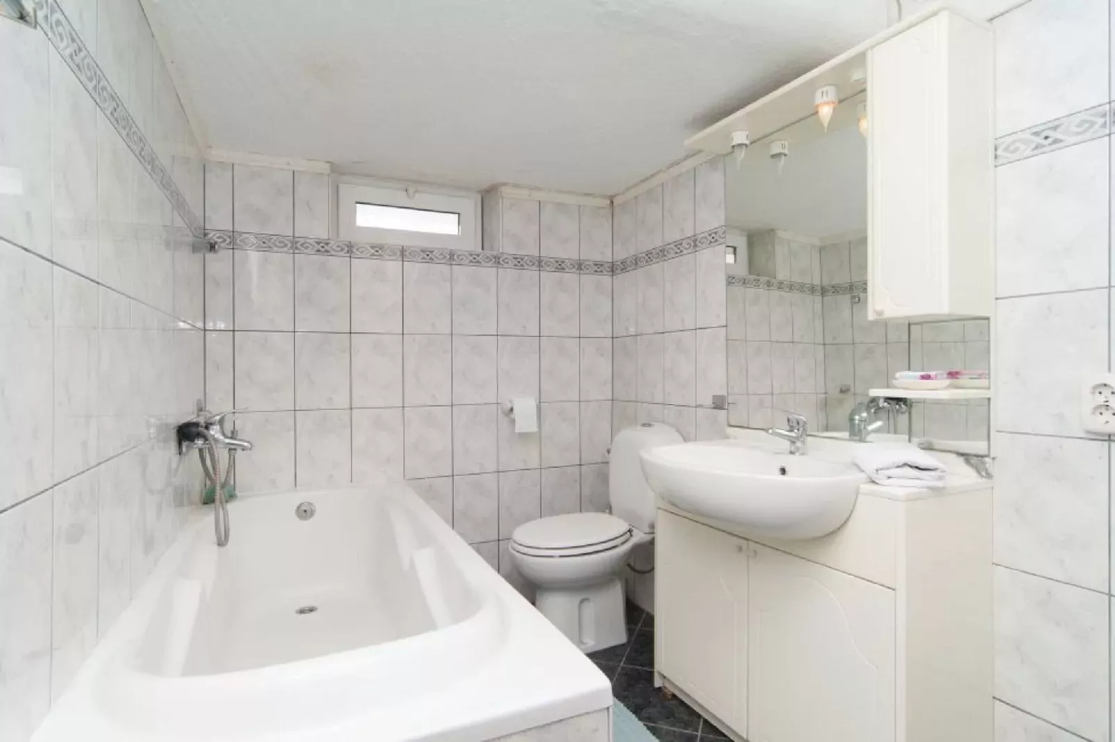 Apartments Roko (ST) - Standard One Bedroom Apartment with Shared Terrace (A1)-Bathroom