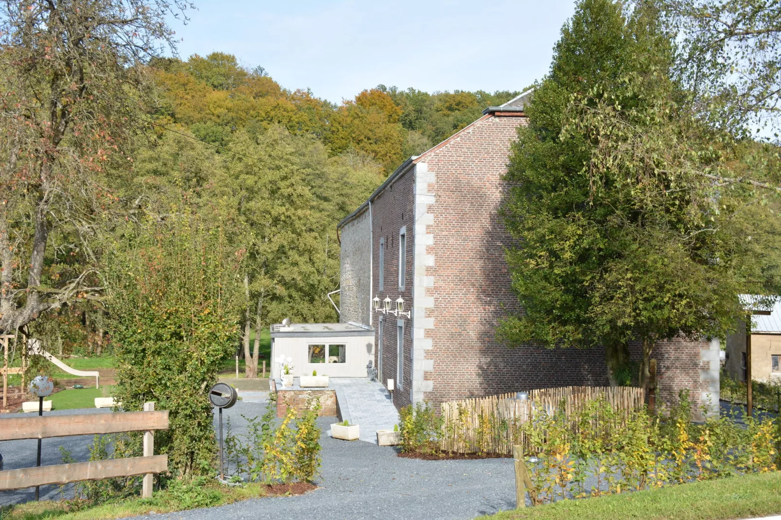 Au Bord de la Rivière-Exterior summer