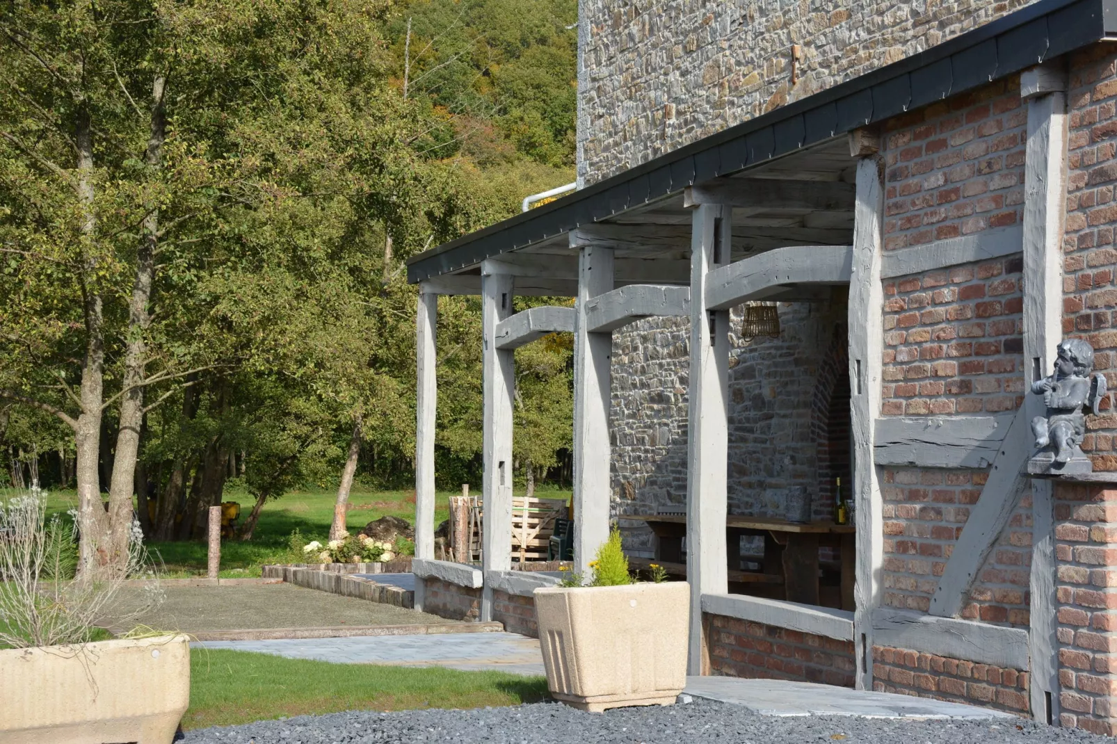 Au Bord de la Rivière-Exterior summer
