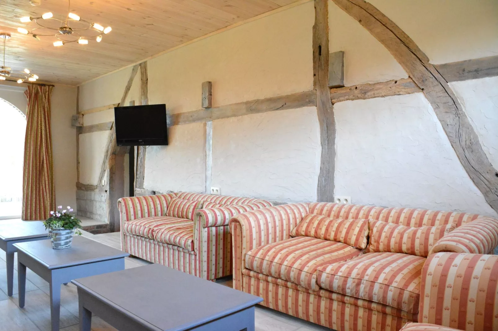 Au Bord de la Rivière-Living room