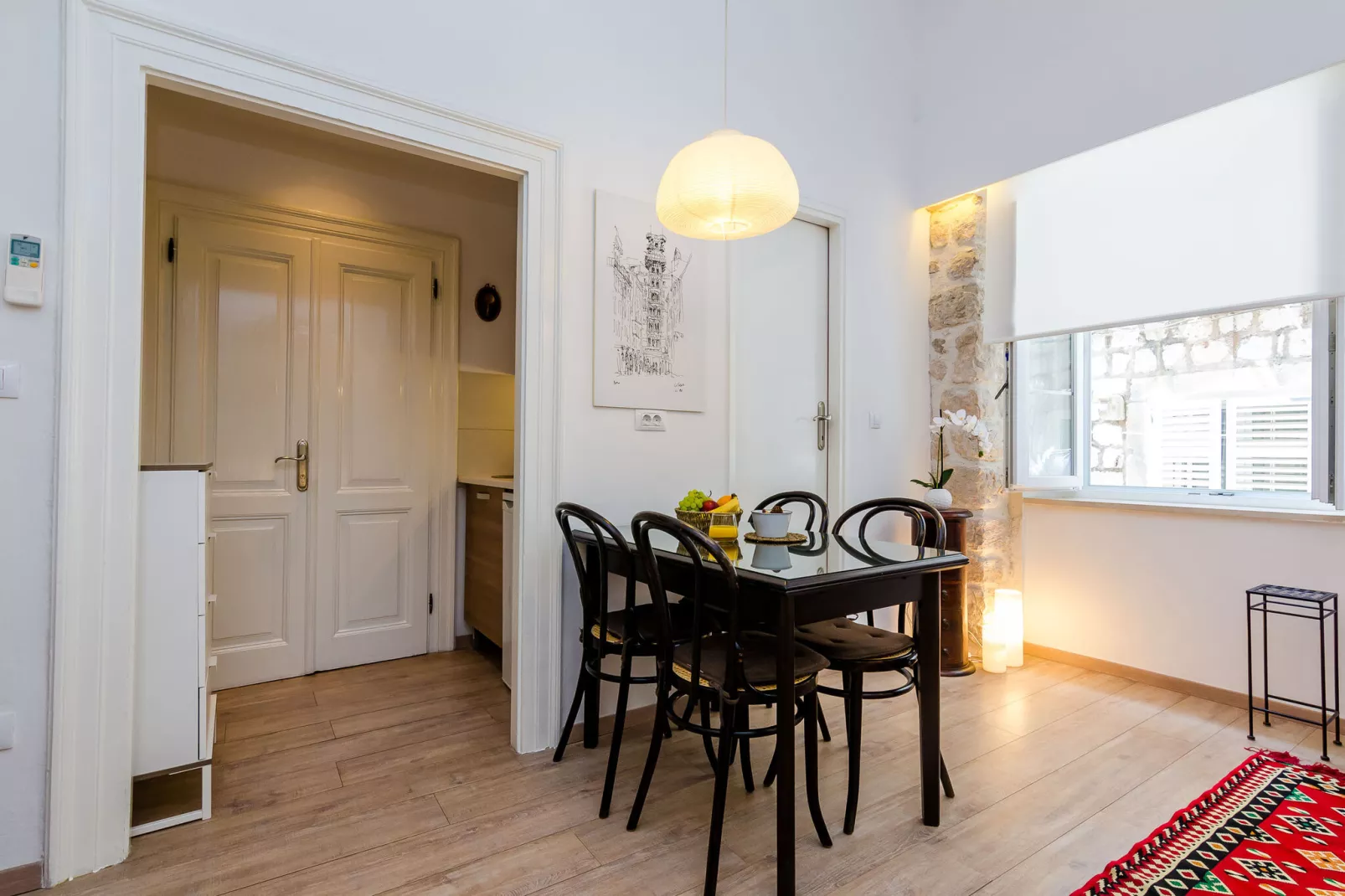 Midtown Apartments - Studio Apartment with Street view-Dining room
