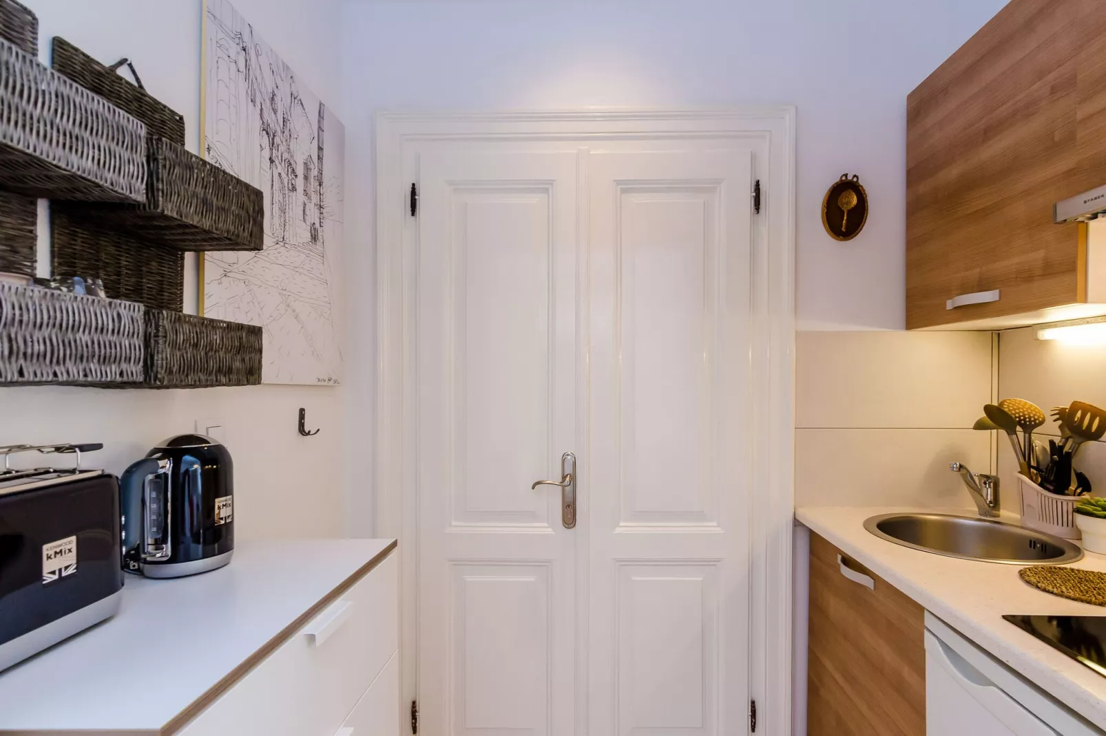 Midtown Apartments - Studio Apartment with Street view-Kitchen