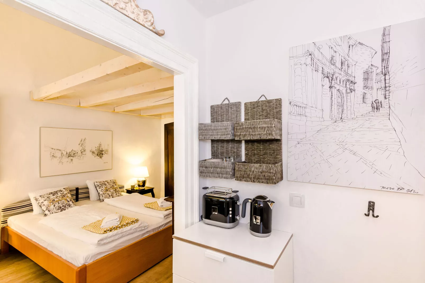 Midtown Apartments - Studio Apartment with Street view-Bedroom
