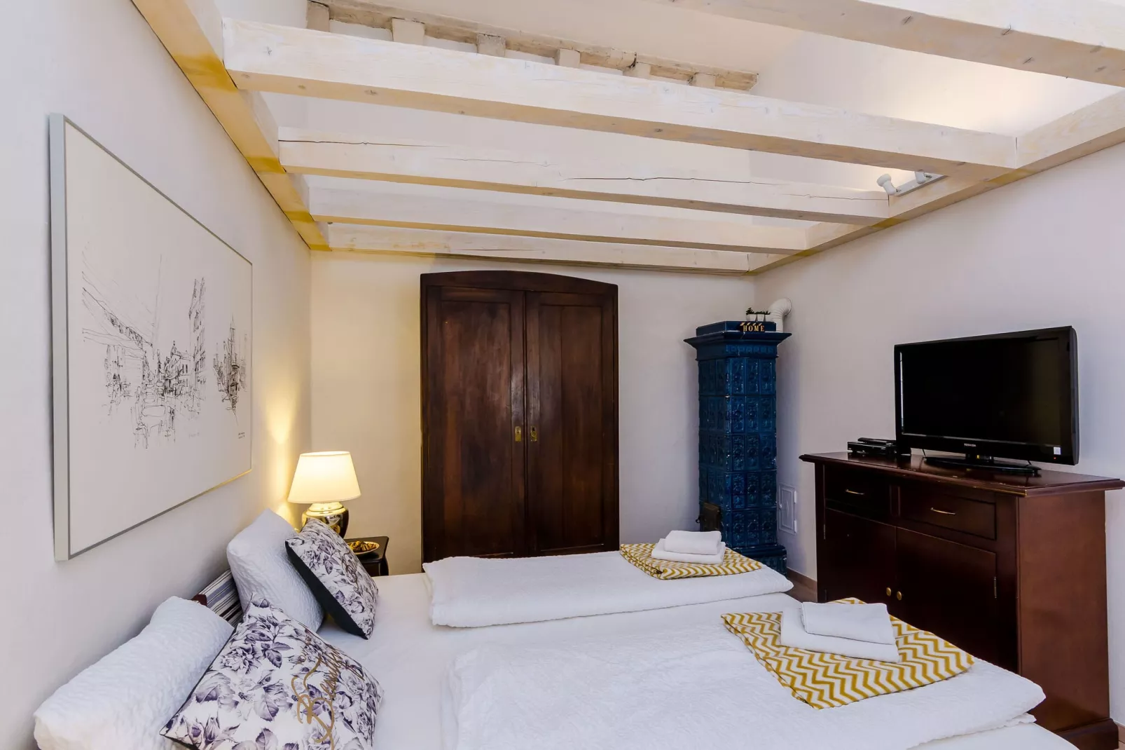 Midtown Apartments - Studio Apartment with Street view-Bedroom