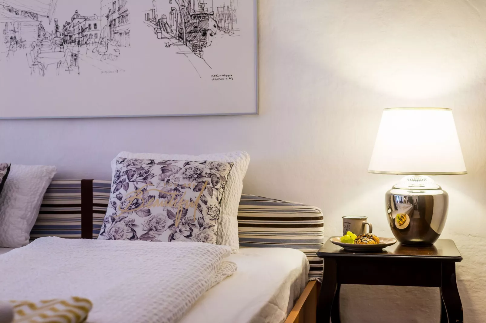 Midtown Apartments - Studio Apartment with Street view-Bedroom