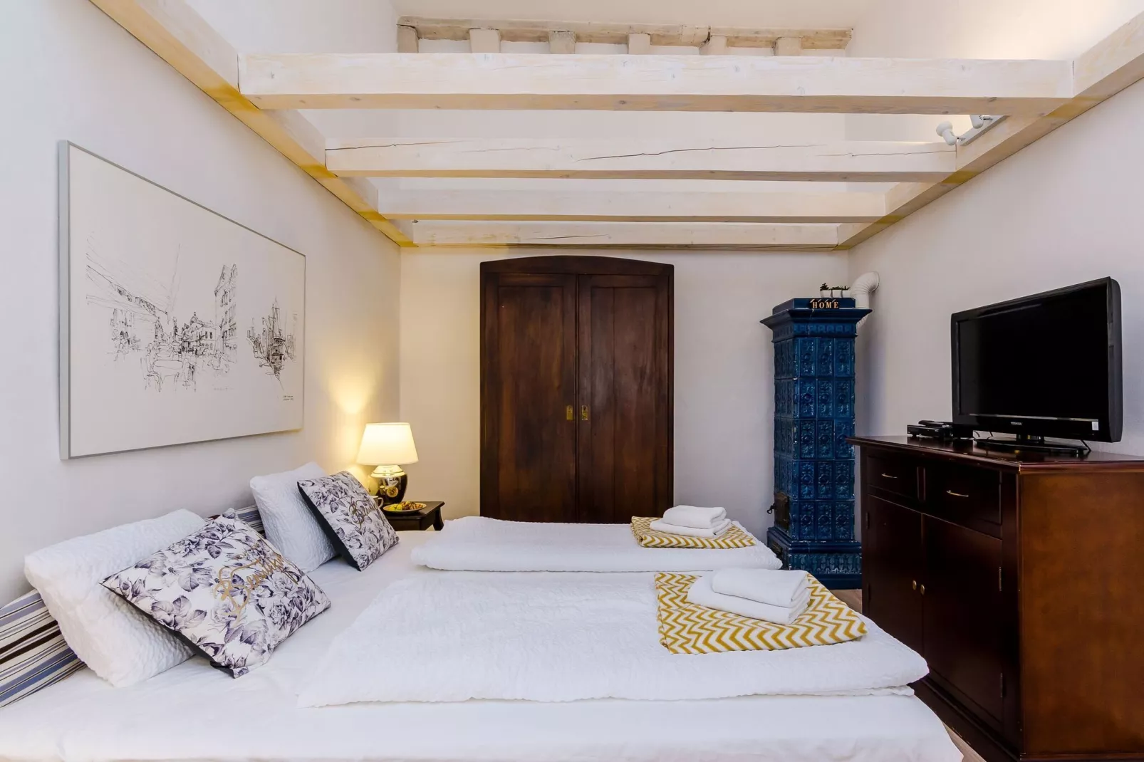 Midtown Apartments - Studio Apartment with Street view-Bedroom