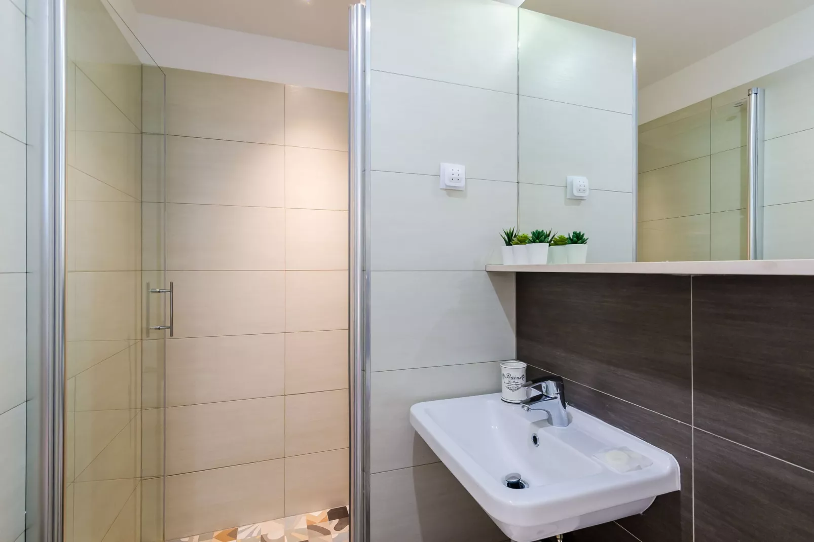 Midtown Apartments - Studio Apartment with Street view-Bathroom
