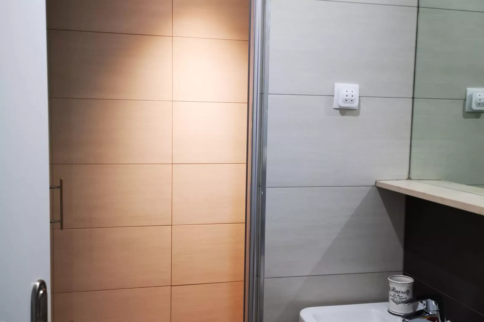 Midtown Apartments - Studio Apartment with Street view-Bathroom