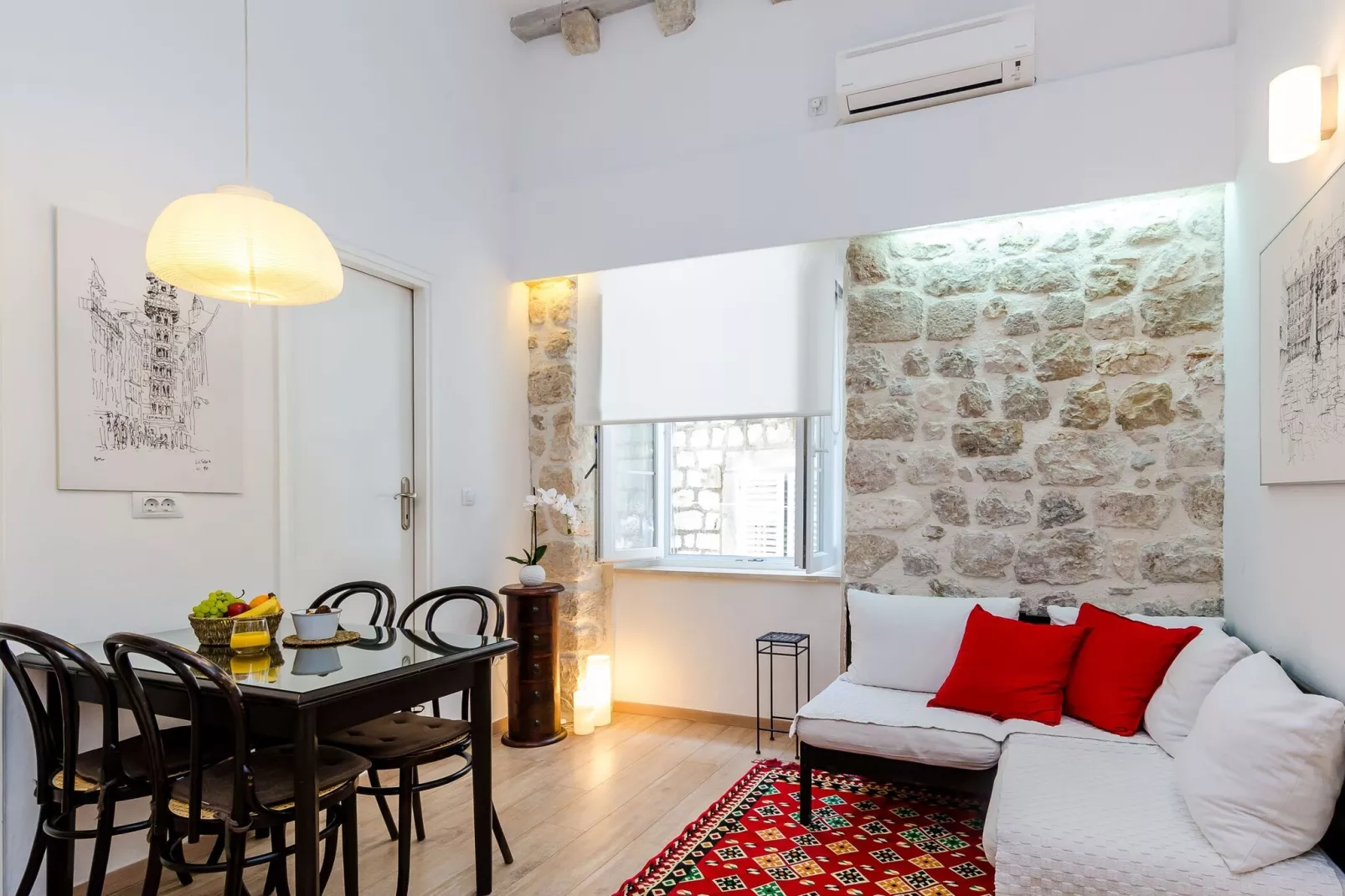 Midtown Apartments - Studio Apartment with Street view-Indoor