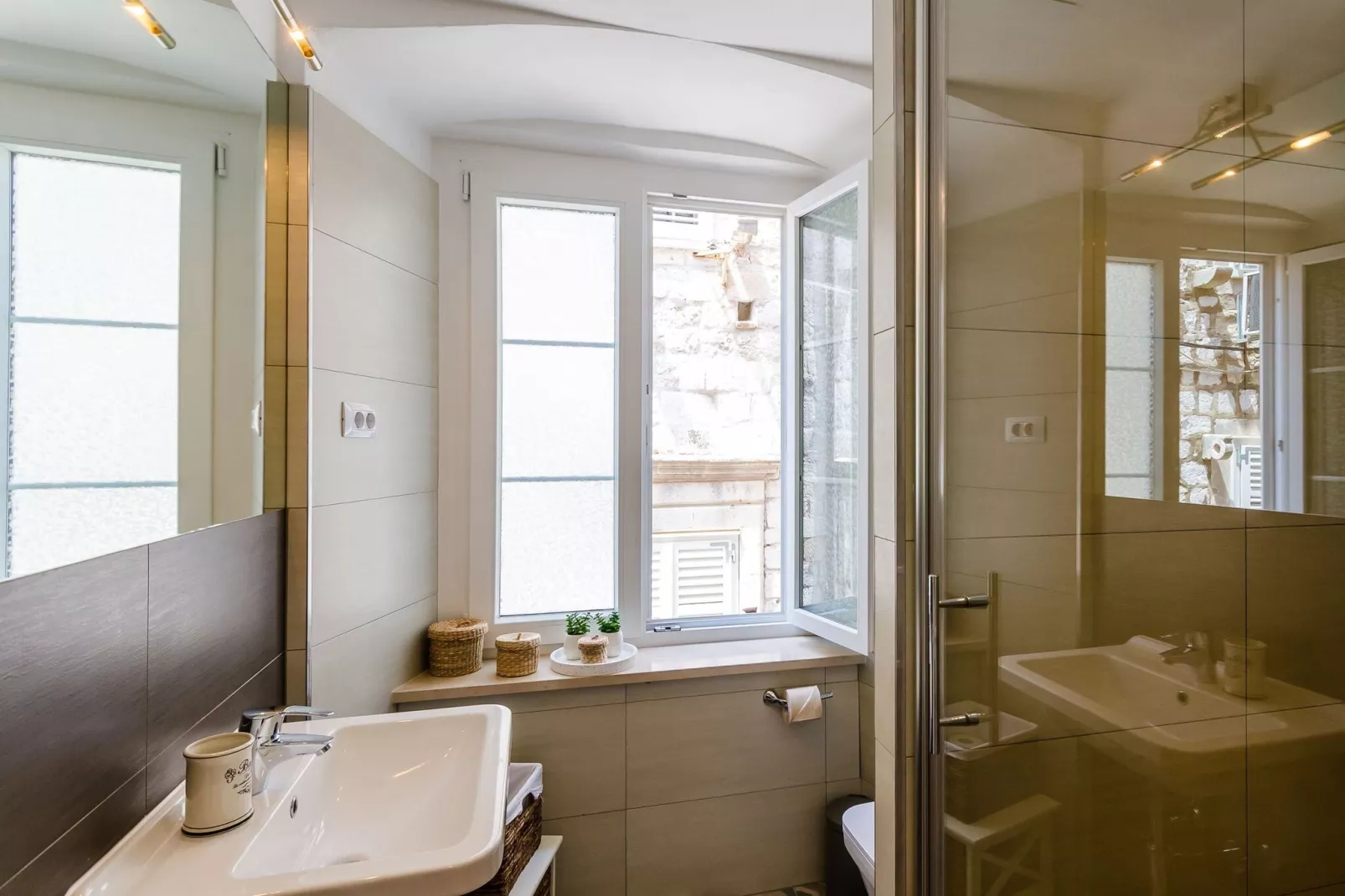 Midtown Apartments - One Bedroom Apartment with City view-Badezimmer