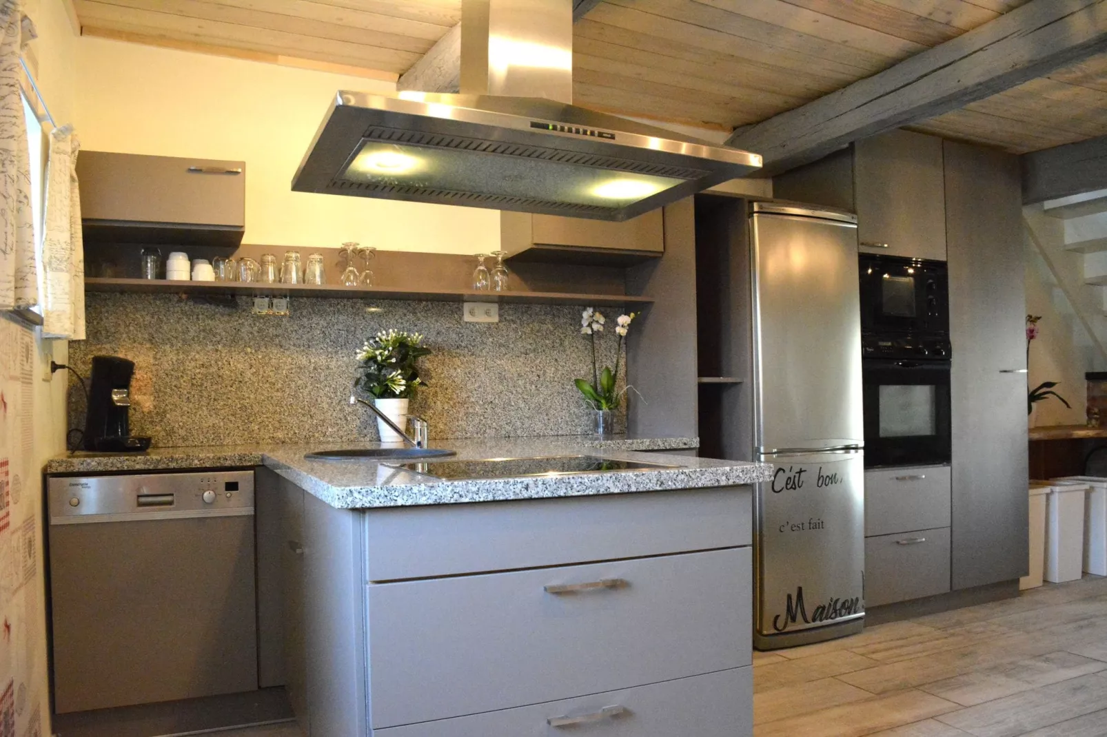 Au Bord de la Rivière-Kitchen