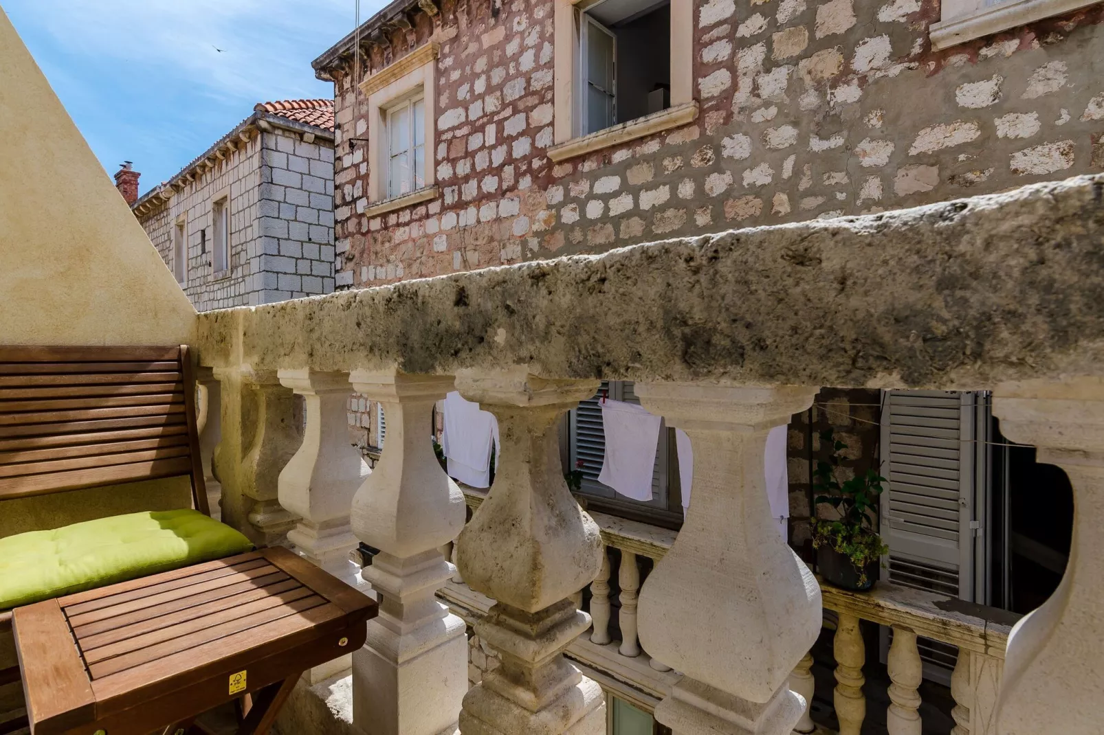 Midtown Apartments - One Bedroom Apartment with City view-Terrassenbalkon