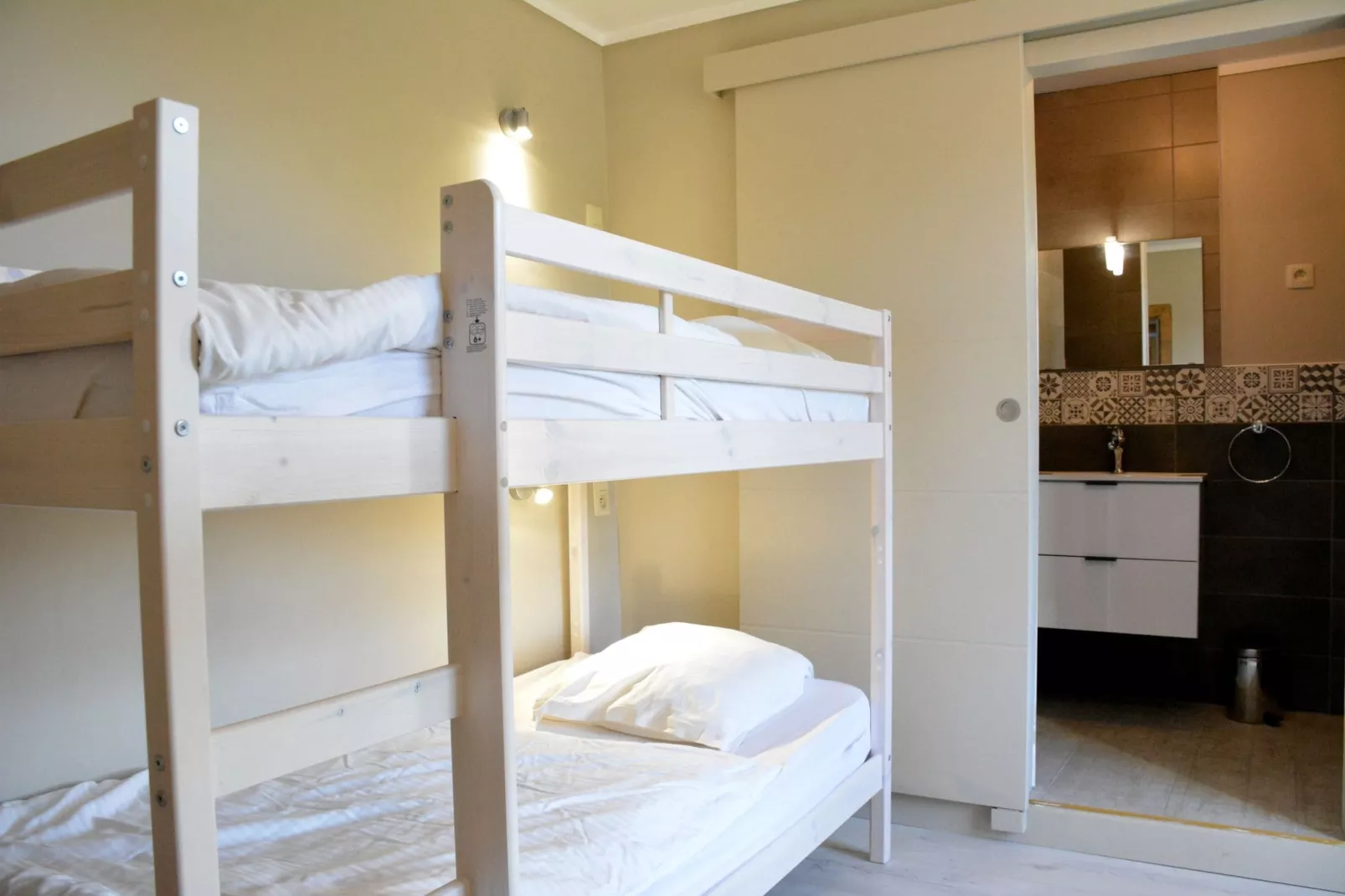 Au Bord de la Rivière-Bedroom