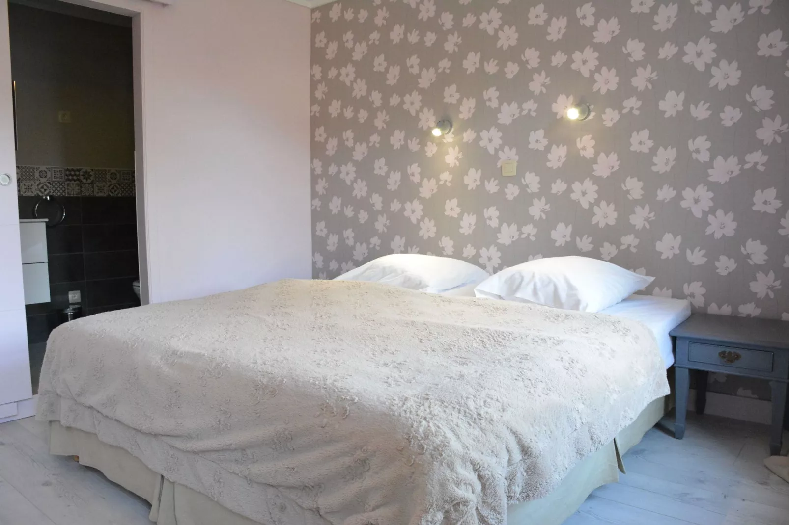 Au Bord de la Rivière-Bedroom