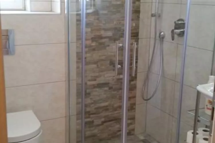 Apartments Villa Rustica (ST) - Two-Bedroom Apartment with Balcony and Shared Pool (prizemlje)-Bathroom