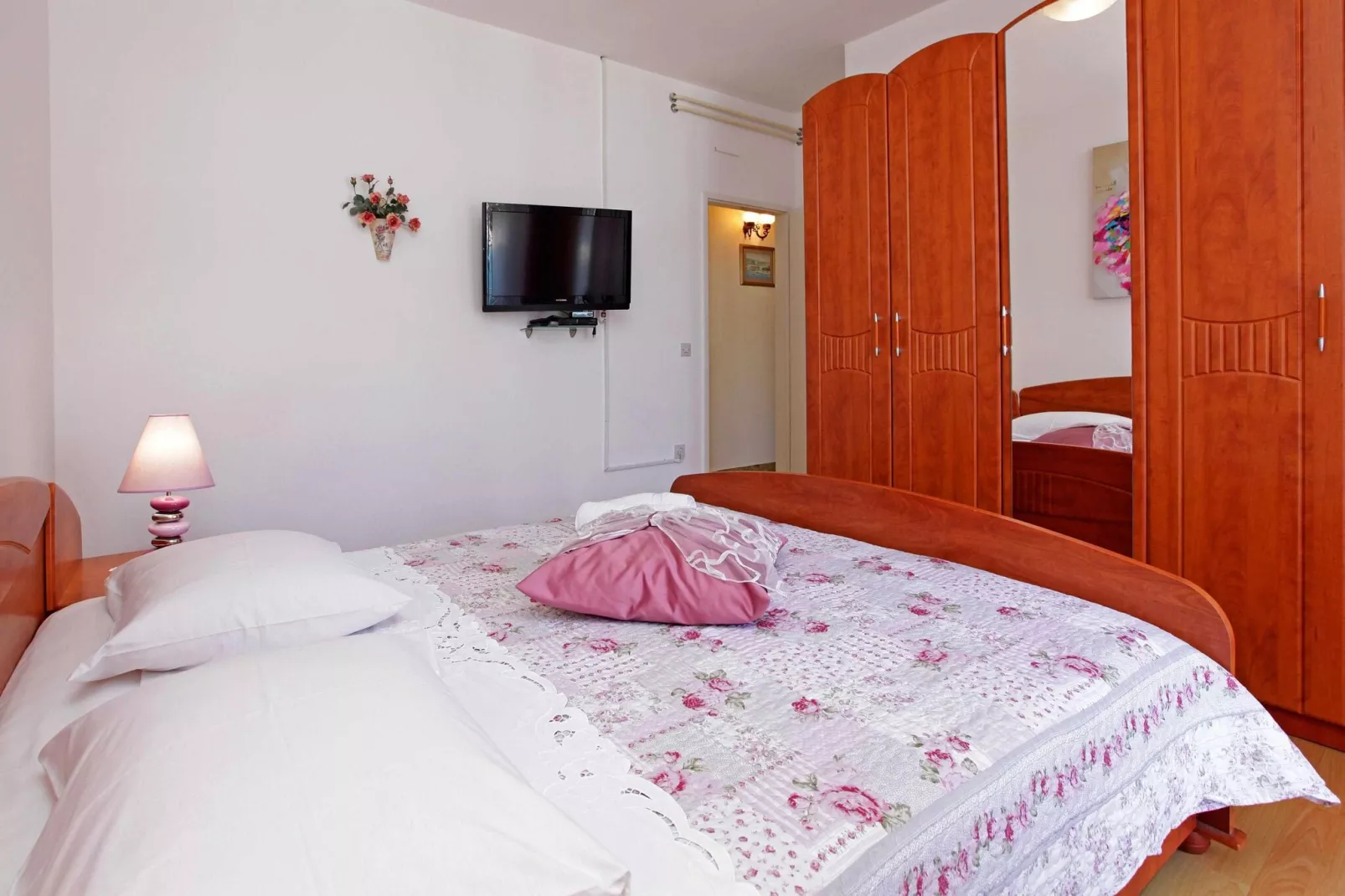 Sunshine Apartment Doda - Three Bedroom Apartment with Balcony and Sea View-Bedroom