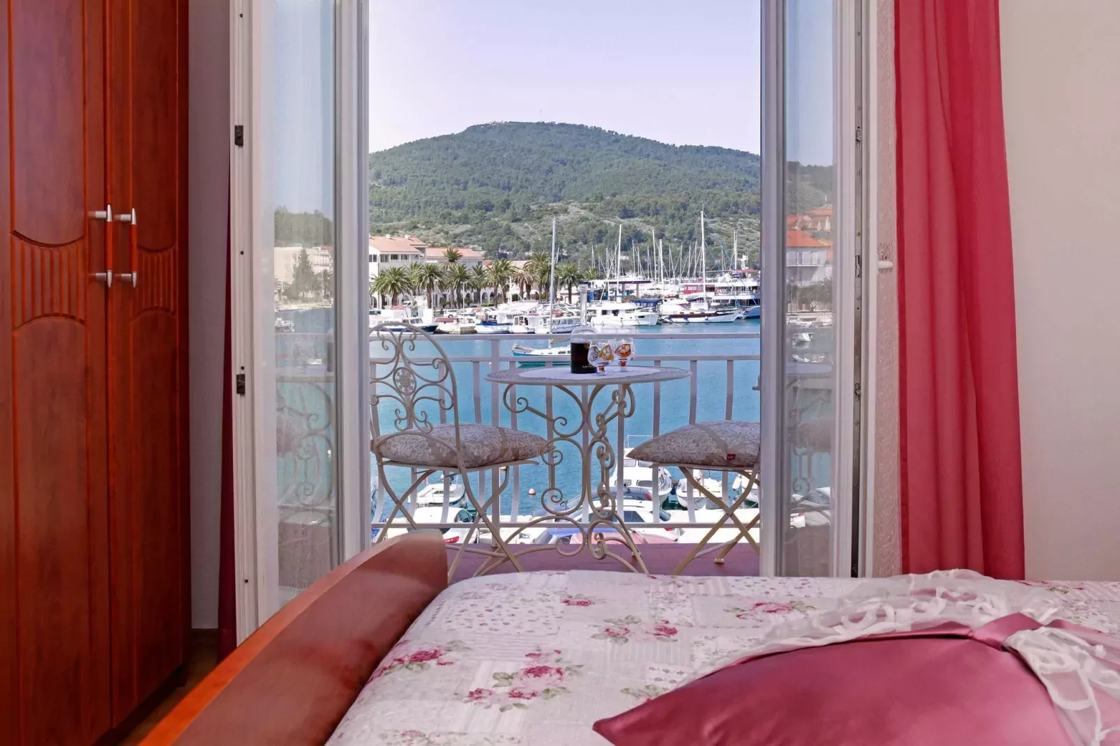 Sunshine Apartment Doda - Three Bedroom Apartment with Balcony and Sea View-Bedroom