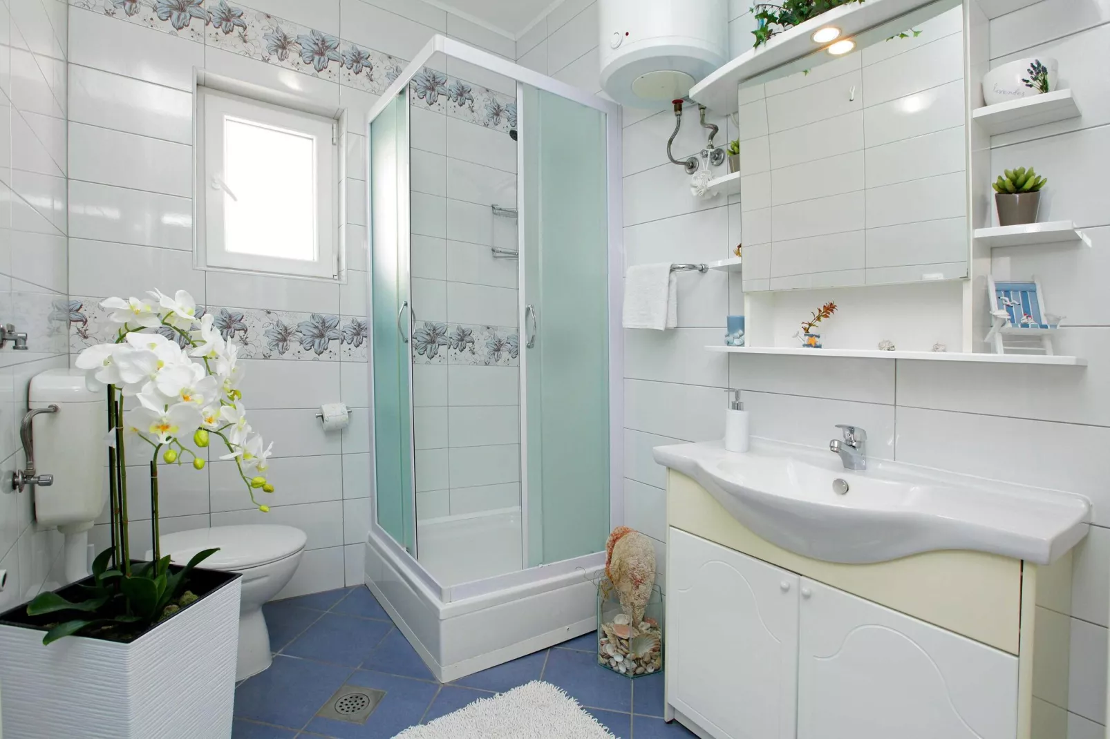 Sunshine Apartment Doda - Three Bedroom Apartment with Balcony and Sea View-Bathroom