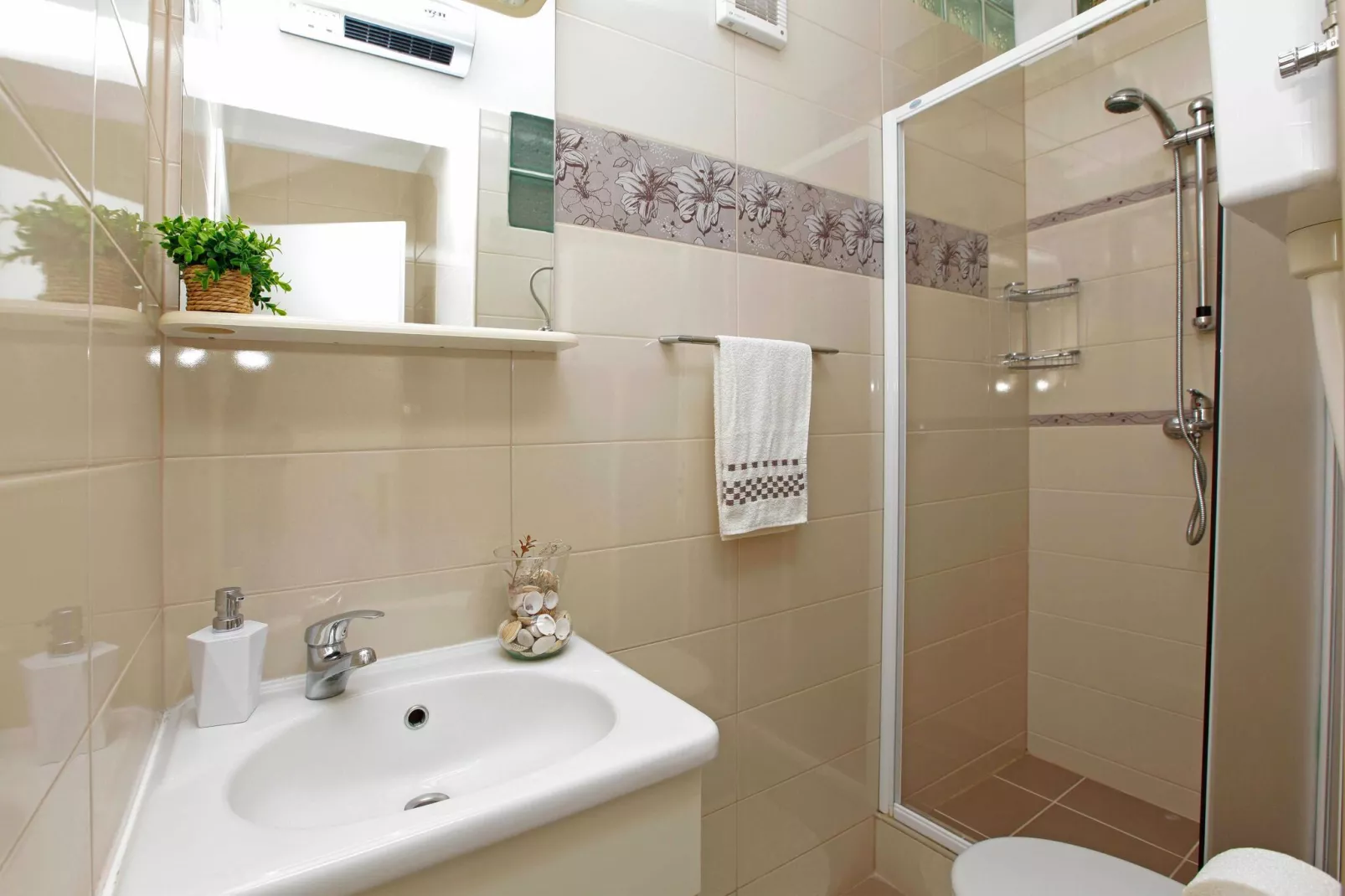 Sunshine Apartment Doda - Three Bedroom Apartment with Balcony and Sea View-Bathroom