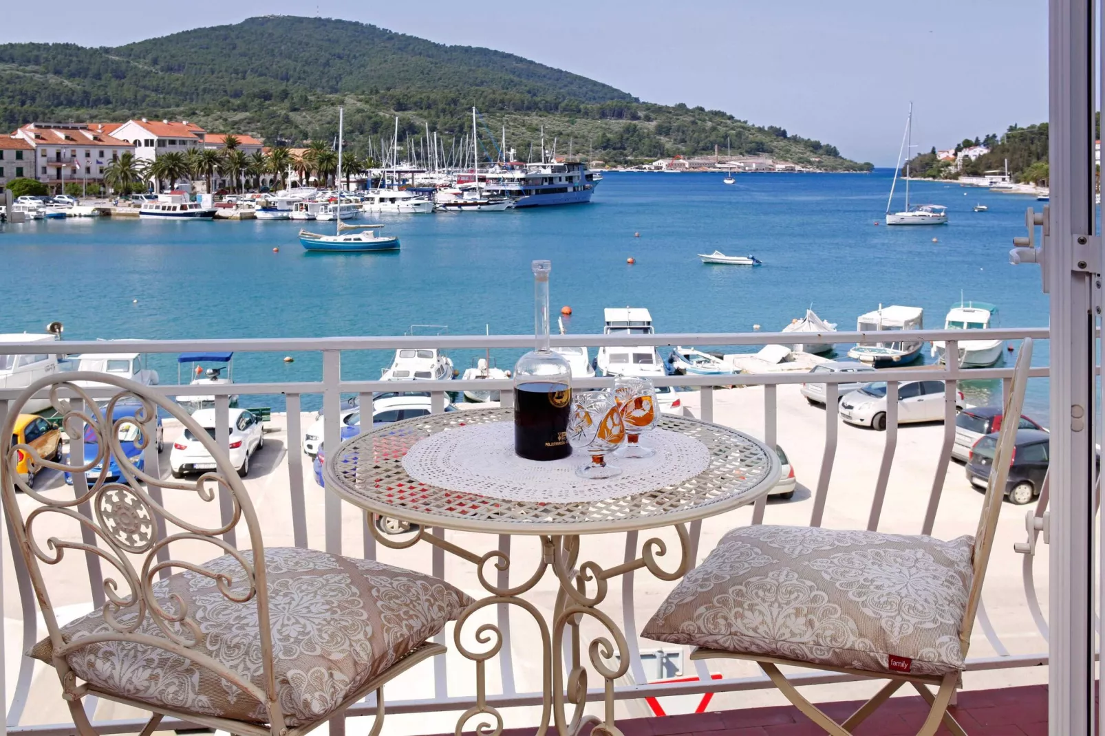 Sunshine Apartment Doda - Three Bedroom Apartment with Balcony and Sea View-Terrace balcony