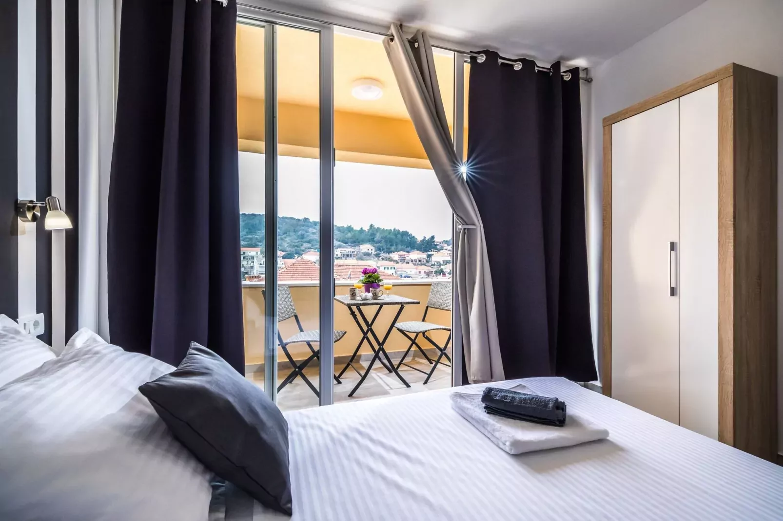 Apartments Sunshine Home - Double Room with balcony ( Black )-Bedroom