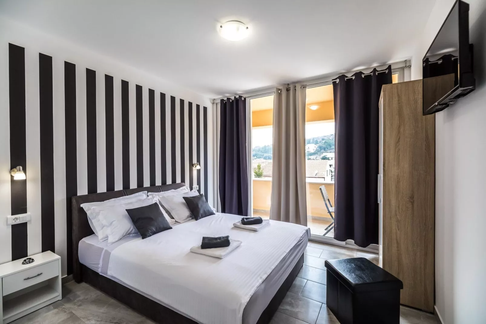 Apartments Sunshine Home - Double Room with balcony ( Black )-Bedroom