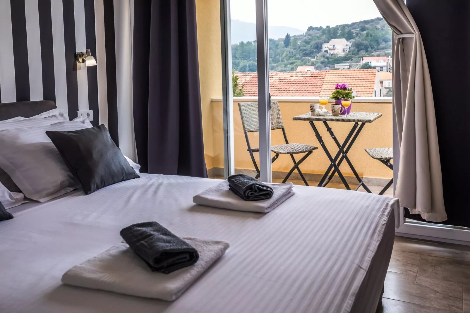 Apartments Sunshine Home - Double Room with balcony ( Black )-Bedroom