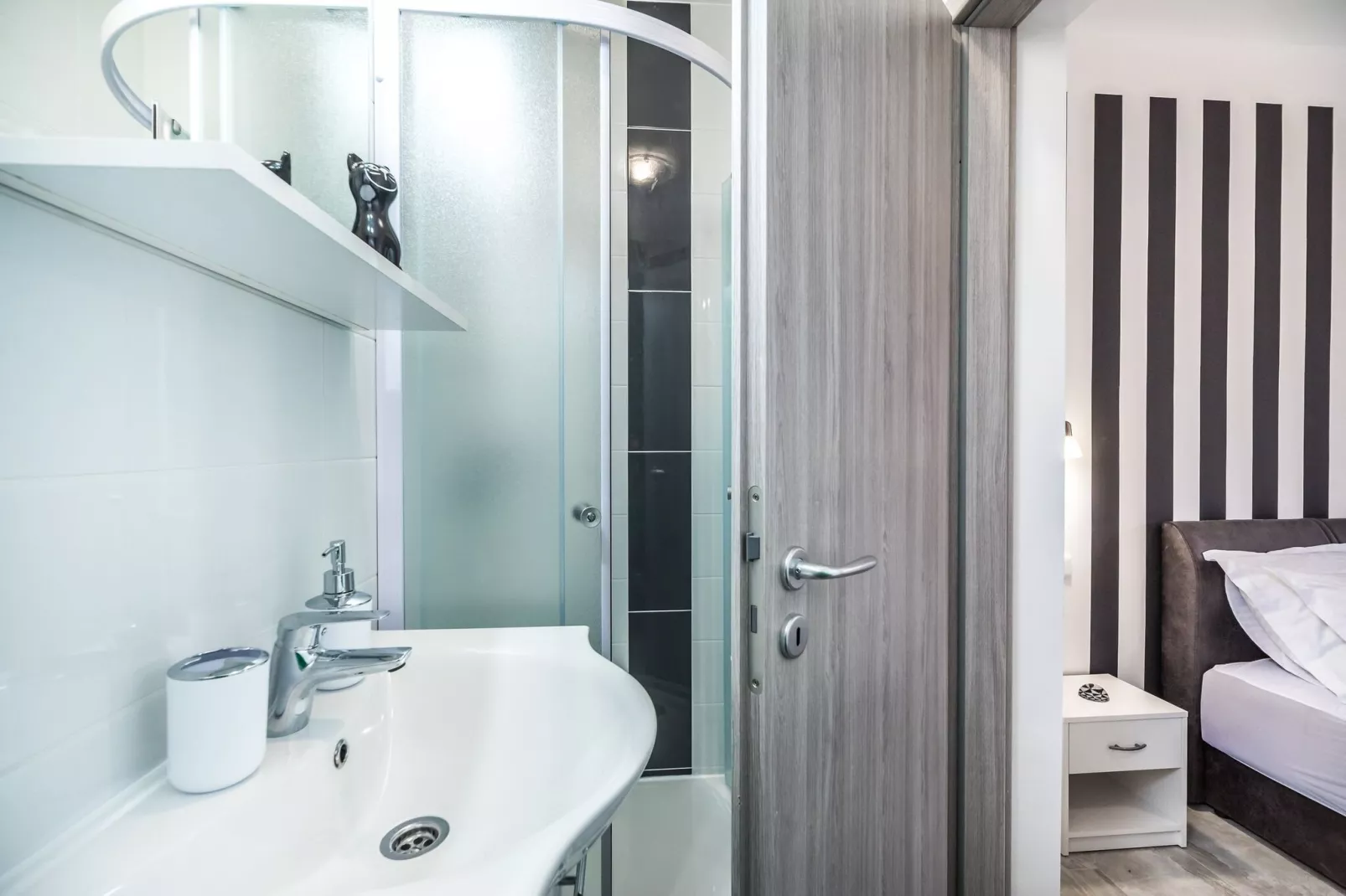 Apartments Sunshine Home - Double Room with balcony ( Black )-Bathroom