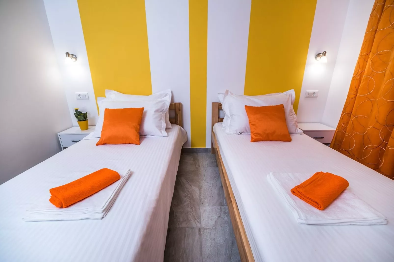 Apartments Sunshine Home - Twin Room ( Yellow )-Schlafzimmer
