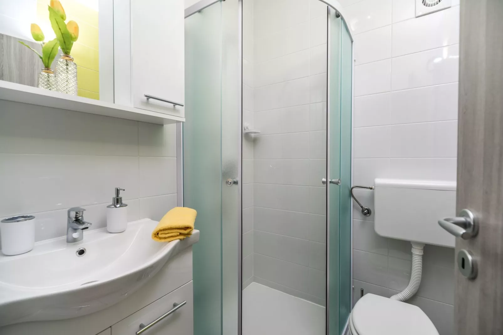 Apartments Sunshine Home - Twin Room ( Yellow )-Badezimmer