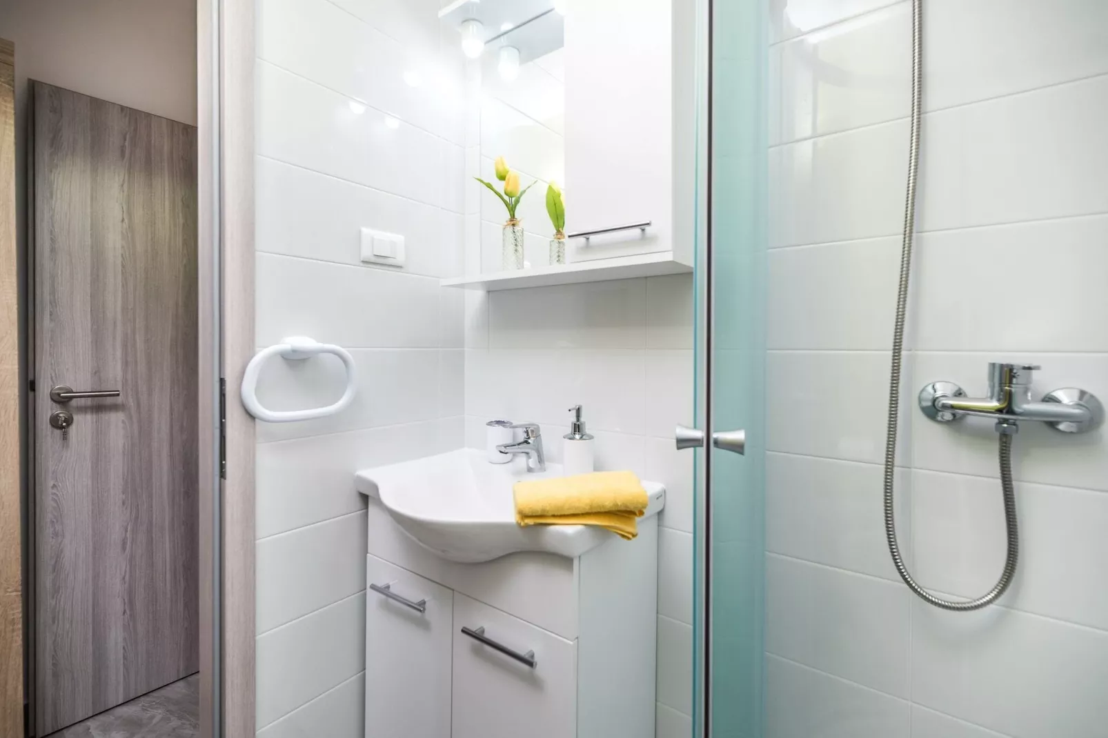 Apartments Sunshine Home - Twin Room ( Yellow )-Badezimmer