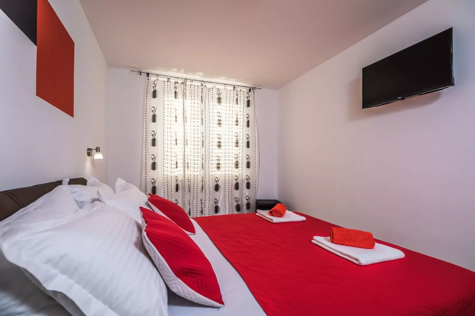 Apartments Sunshine Home - Two Bedroom Apartment with Balcony and Sea View-Bedroom