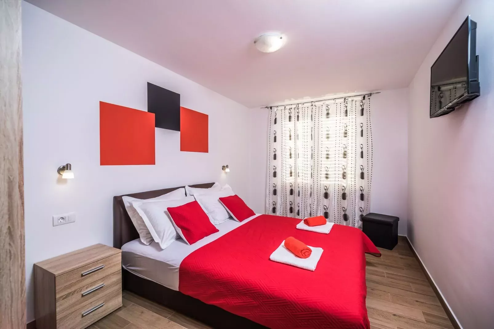Apartments Sunshine Home - Two Bedroom Apartment with Balcony and Sea View-Bedroom