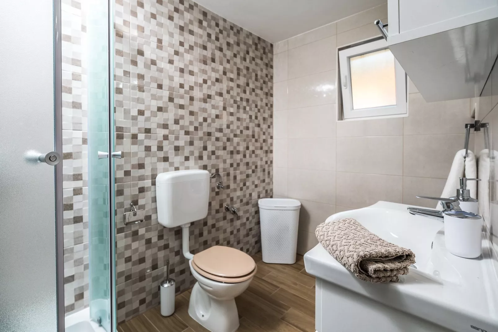 Apartments Sunshine Home - Two Bedroom Apartment with Balcony and Sea View-Bathroom