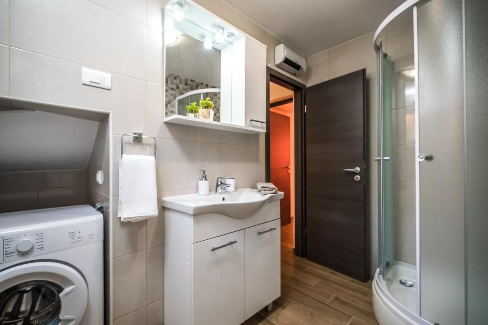 Apartments Sunshine Home - Two Bedroom Apartment with Balcony and Sea View-Bathroom