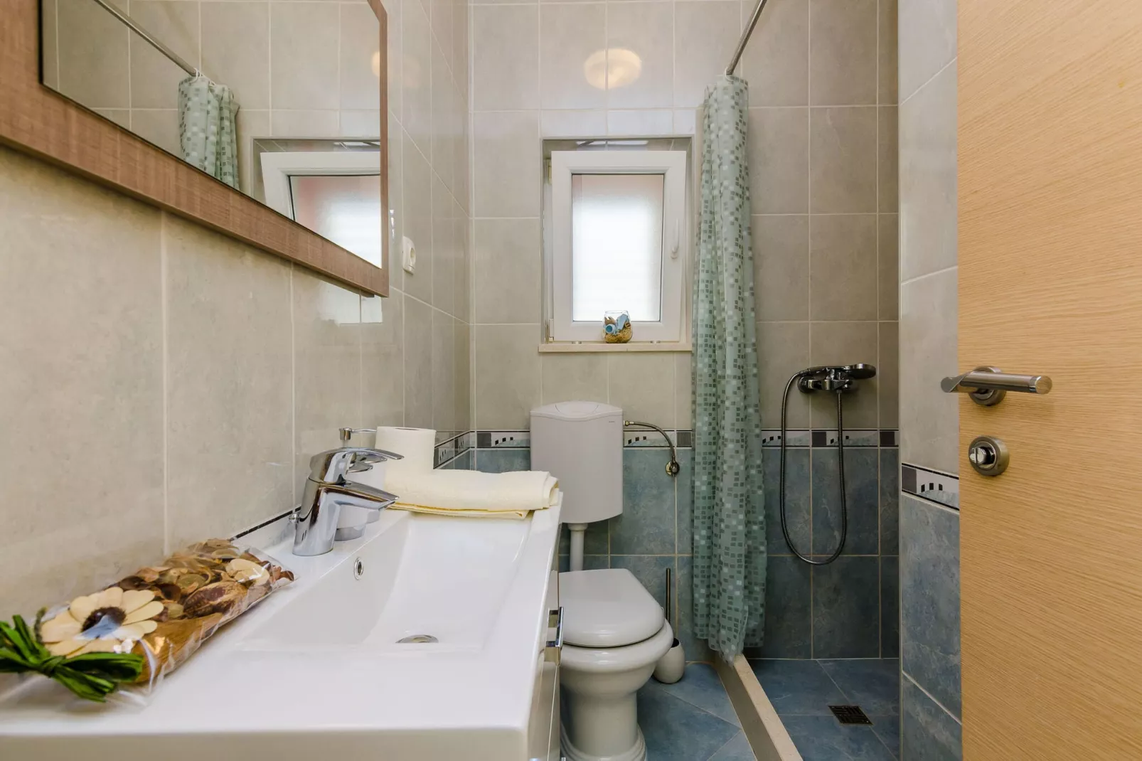 Villa Dragić- Four Bedroom Villa with Swimming Pool, Terrace and Sea View-Bathroom