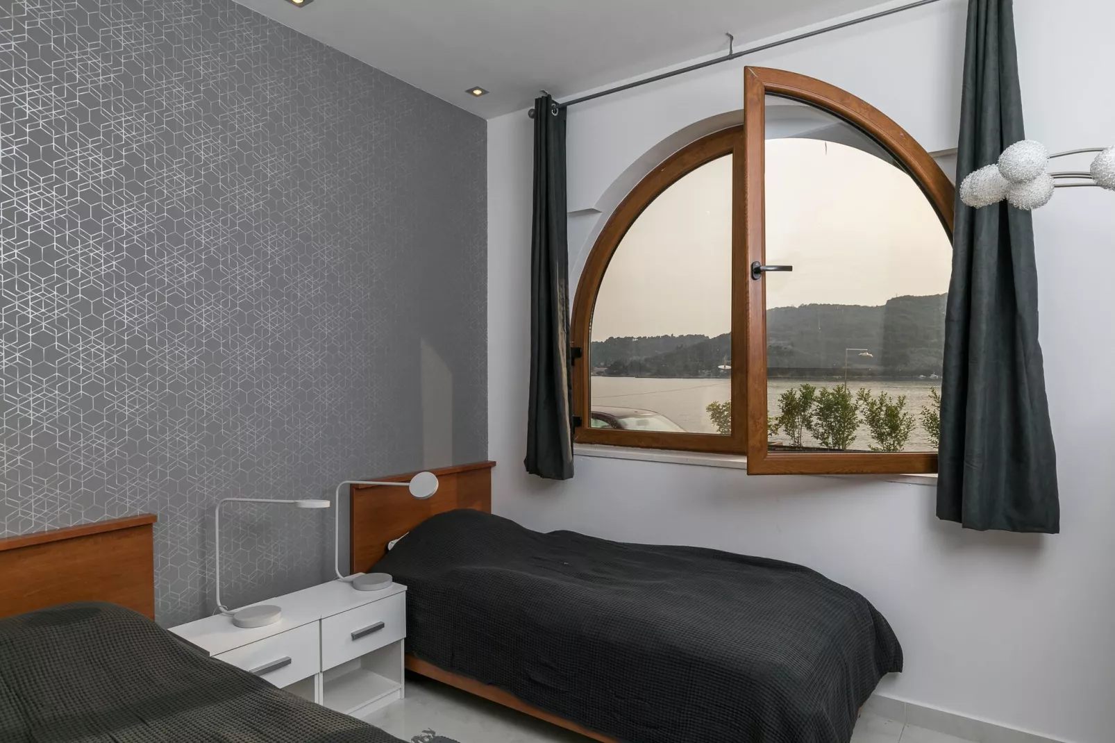 Apartment Frankie's Place - Two-Bedroom Apartment with Terrace and Sea View-Bedroom