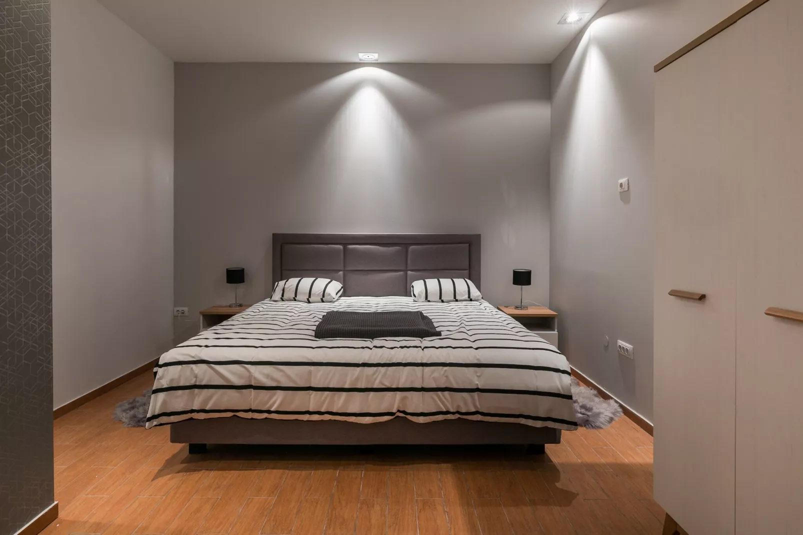 Apartment Frankie's Place - Two-Bedroom Apartment with Terrace and Sea View-Bedroom