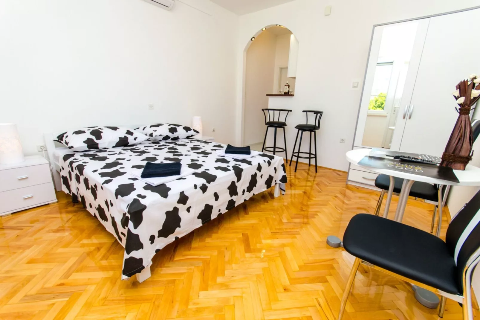 Apartments Ivana (TR) - Studio with Balcony and Sea View (A4)-Bedroom