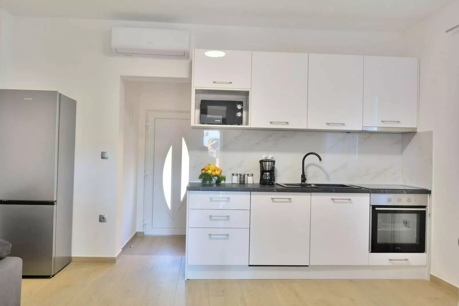 Fancy Apartments Dream - Modern One Bedroom Apartment with Balcony and Sea View ( 3 )-Kitchen