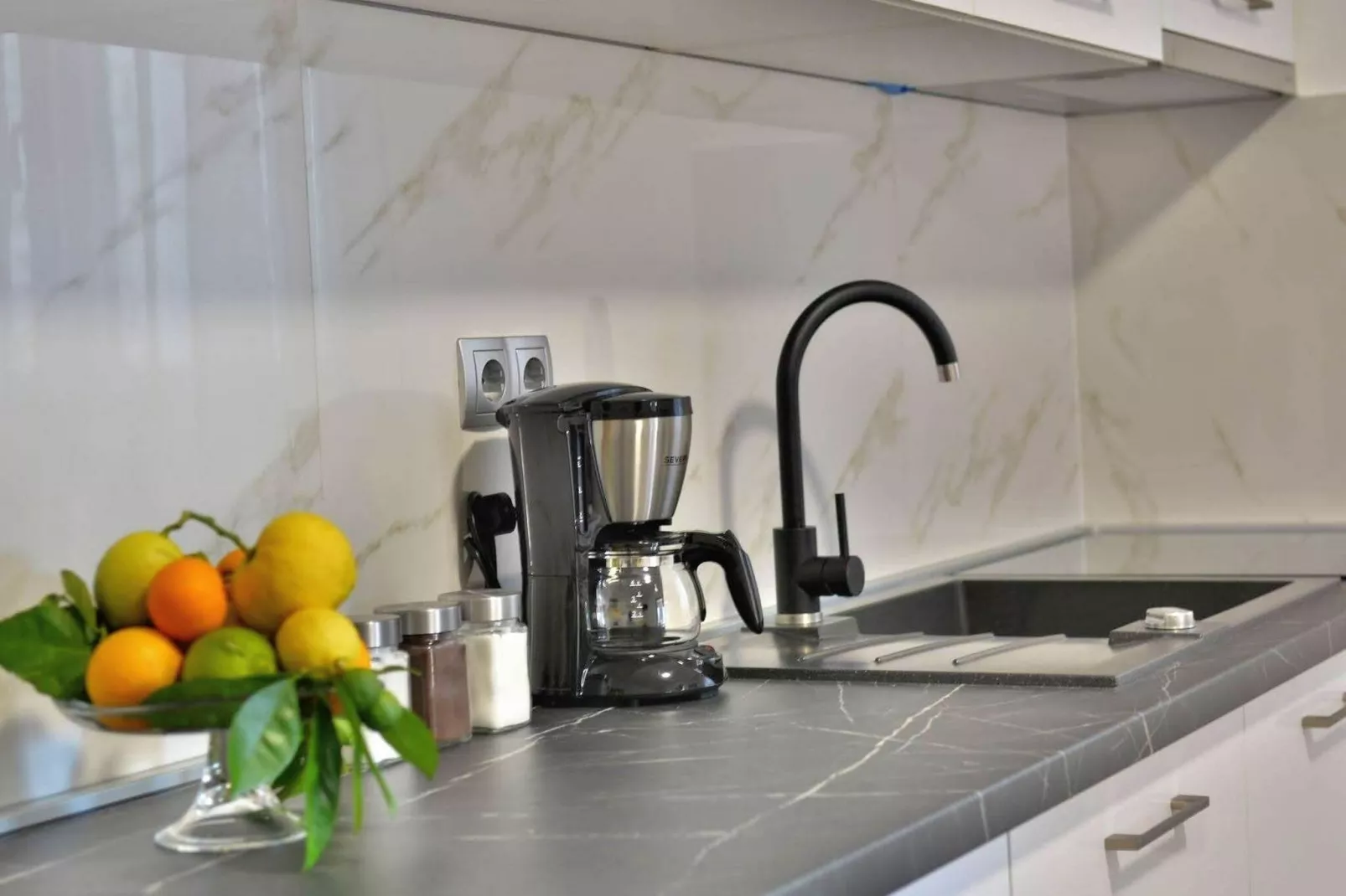 Fancy Apartments Dream - Modern One Bedroom Apartment with Balcony and Sea View ( 3 )-Kitchen