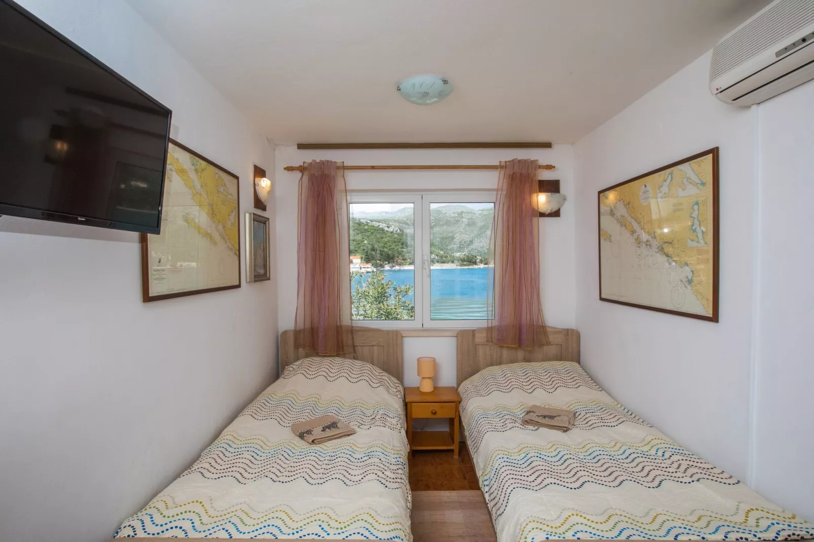 Seaside Studio - Studio Apartment with Private Beach and Sea View-Bedroom