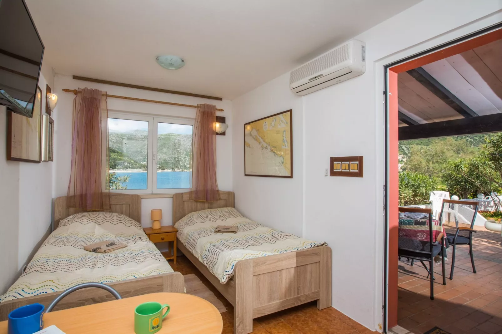 Seaside Studio - Studio Apartment with Private Beach and Sea View-Bedroom