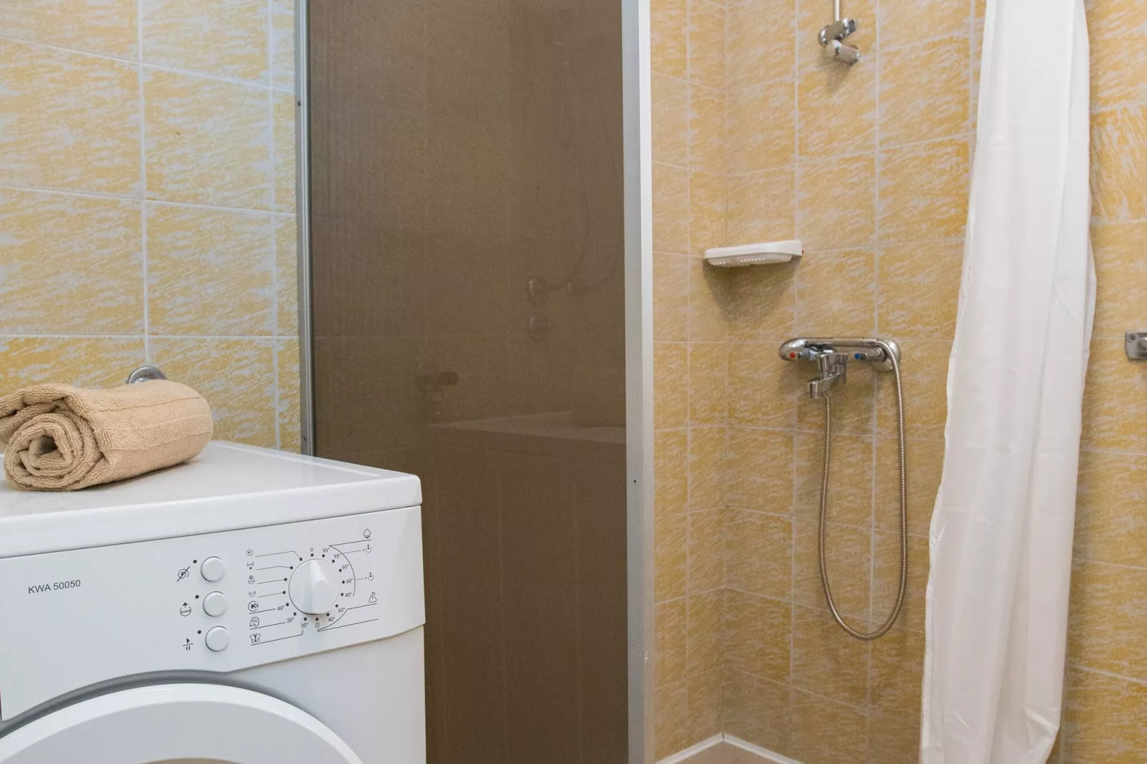 Seaside Studio - Studio Apartment with Private Beach and Sea View-Bathroom