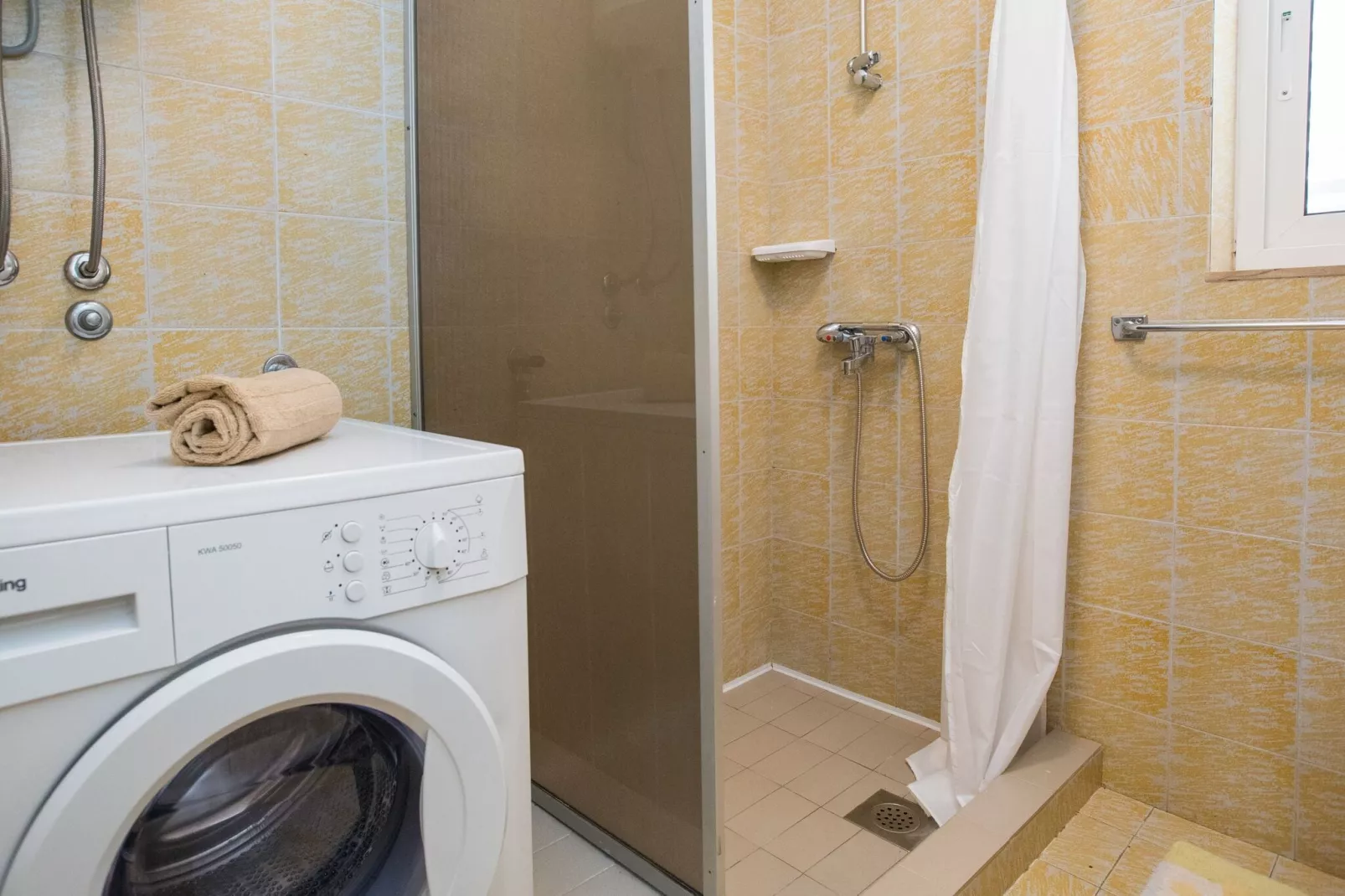 Seaside Studio - Studio Apartment with Private Beach and Sea View-Bathroom