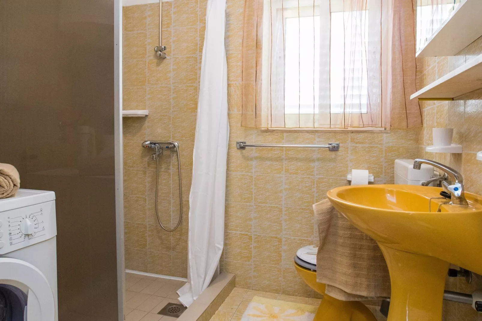 Seaside Studio - Studio Apartment with Private Beach and Sea View-Bathroom