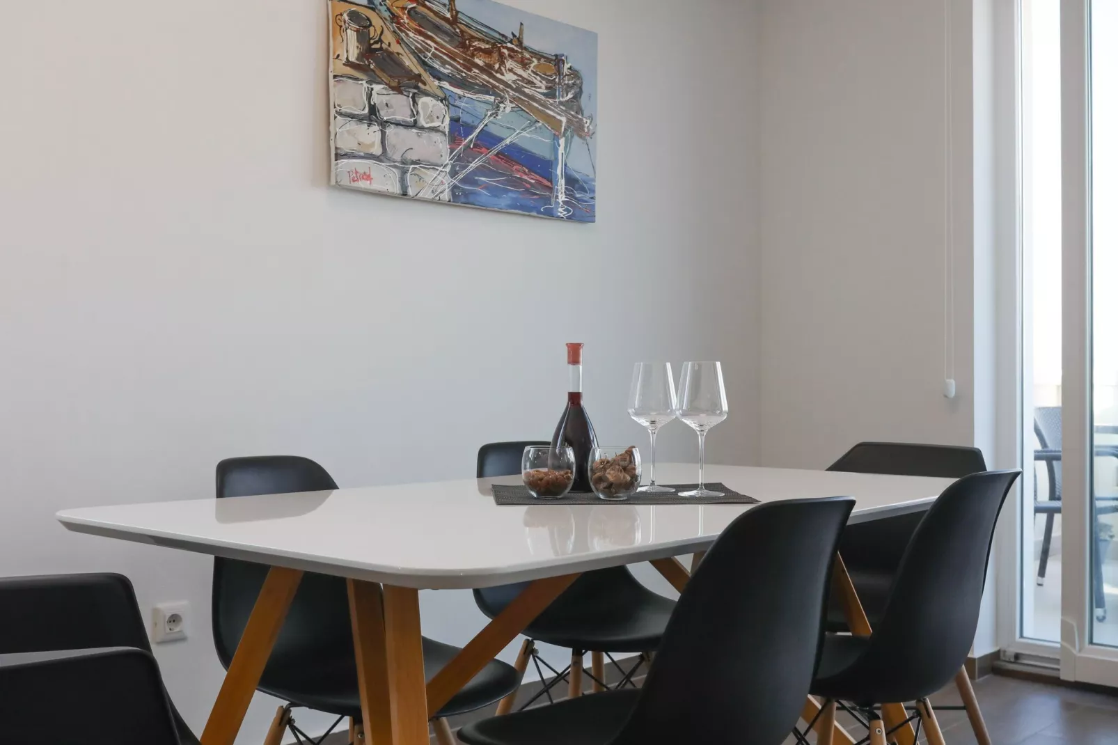 Apartment M&J - Comfort Two Bedroom Apartment with Terrace and Sea View (Škaro)-Dining room