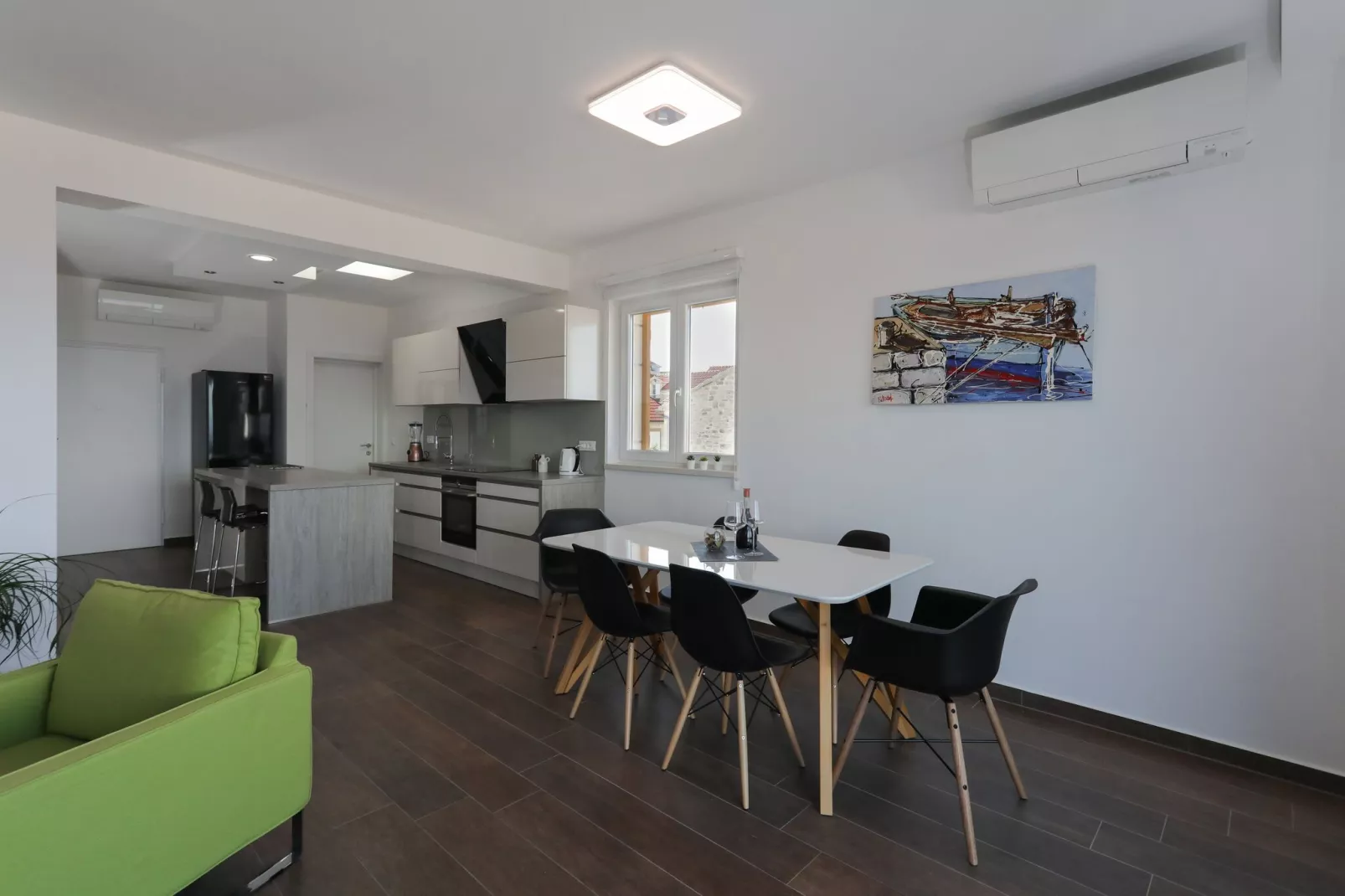 Apartment M&J - Comfort Two Bedroom Apartment with Terrace and Sea View (Škaro)-Dining room