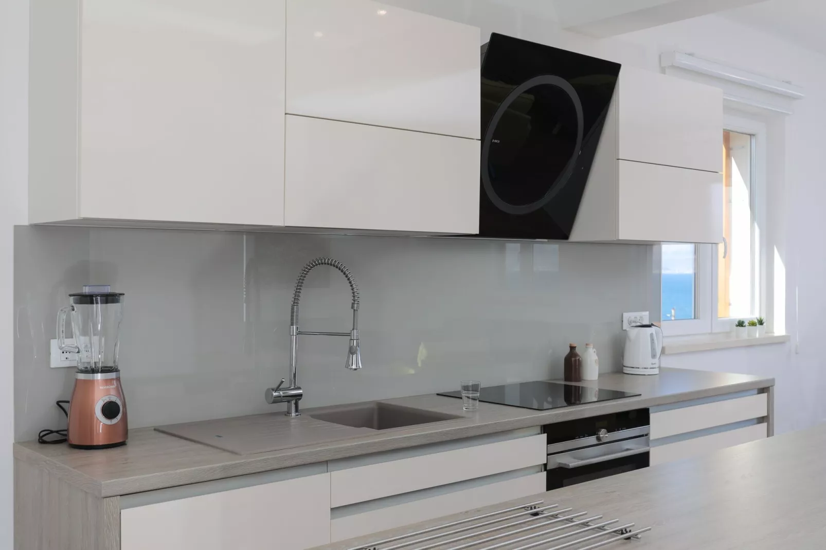 Apartment M&J - Comfort Two Bedroom Apartment with Terrace and Sea View (Škaro)-Kitchen