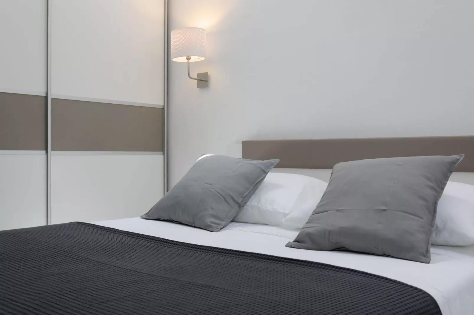 Apartment M&J - Comfort Two Bedroom Apartment with Terrace and Sea View (Škaro)-Bedroom